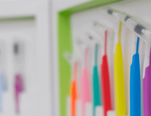 ¿Cómo se debe usar el cepillo interdental?